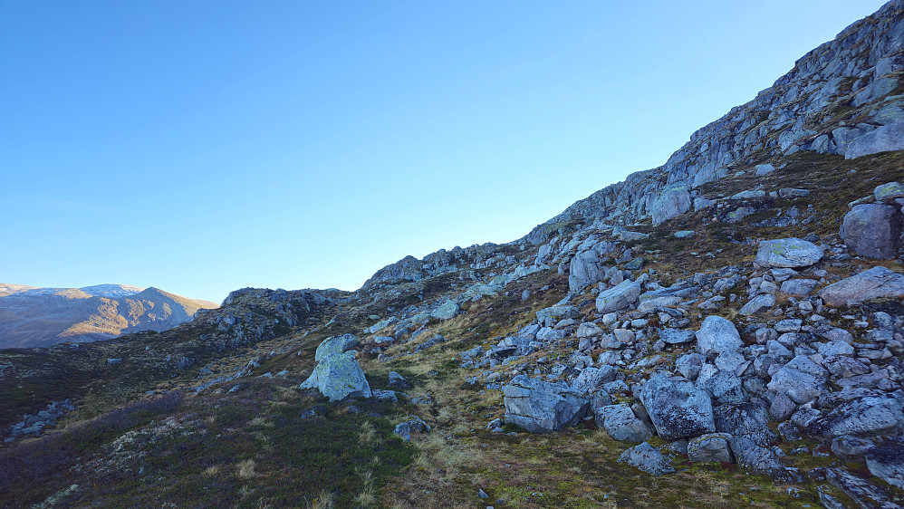 Noe kjøligere i skyggen på nordsiden av Kvannjolfjellet.