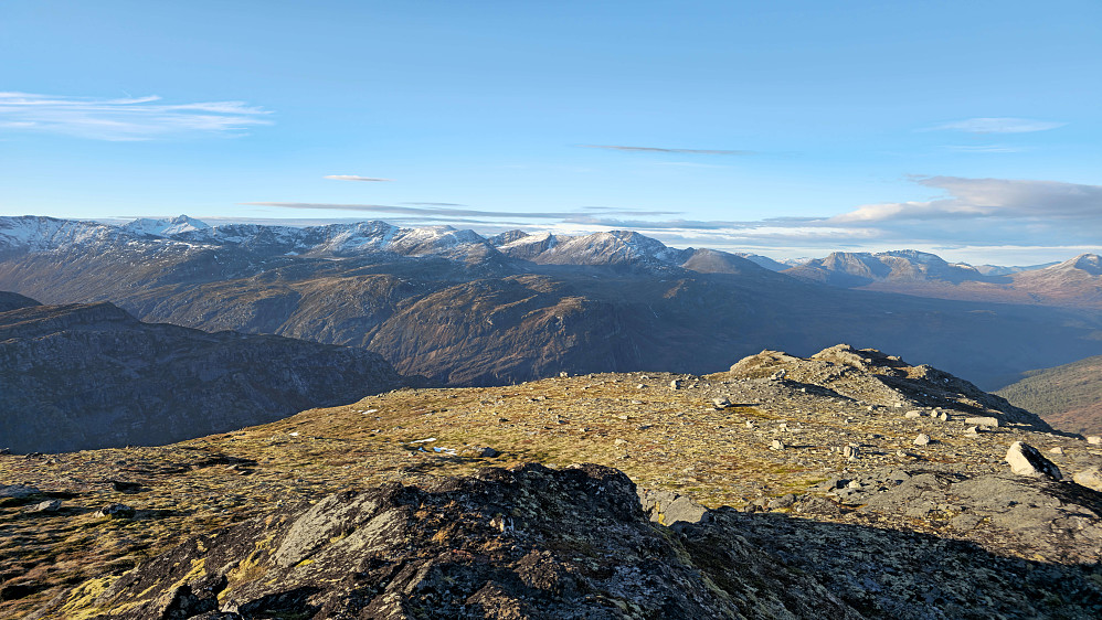 Snødryss i høyden sett fra Toppen av Kvannjolfjellet. Grinaren og Slanglifjellet mot venstre.