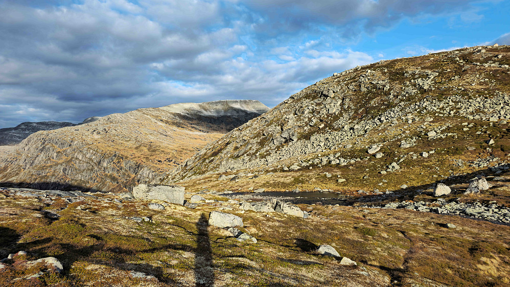 Kvannjolfjellvatnet renner ned i Naustådalen. Dit skal jeg.