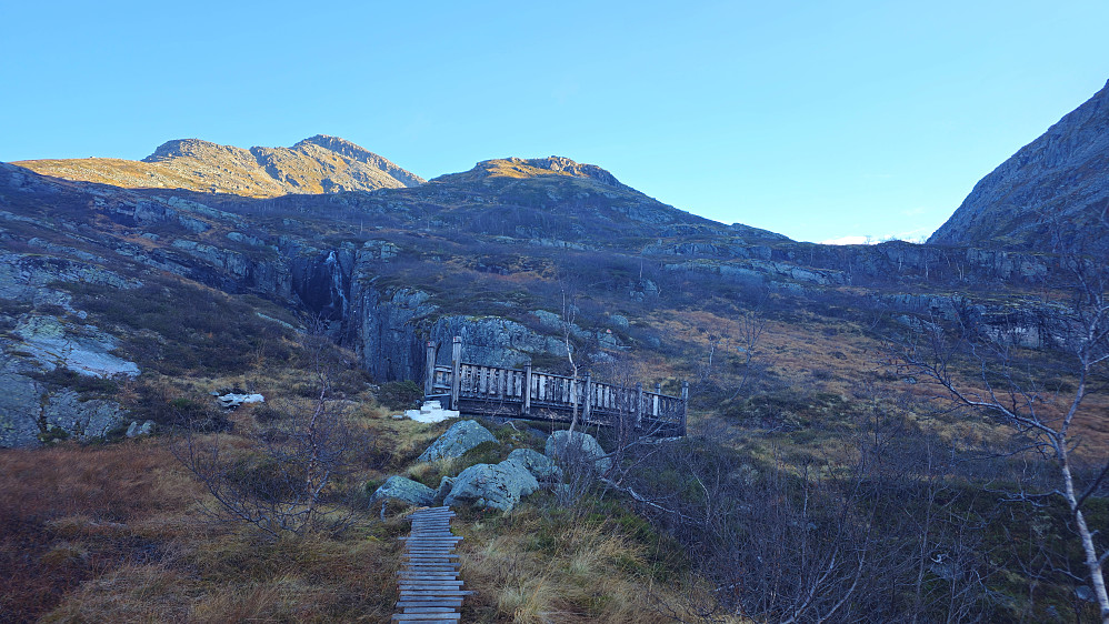 Velger å gå lenger inn i Naustådalen. Nærmer meg Strankåa.