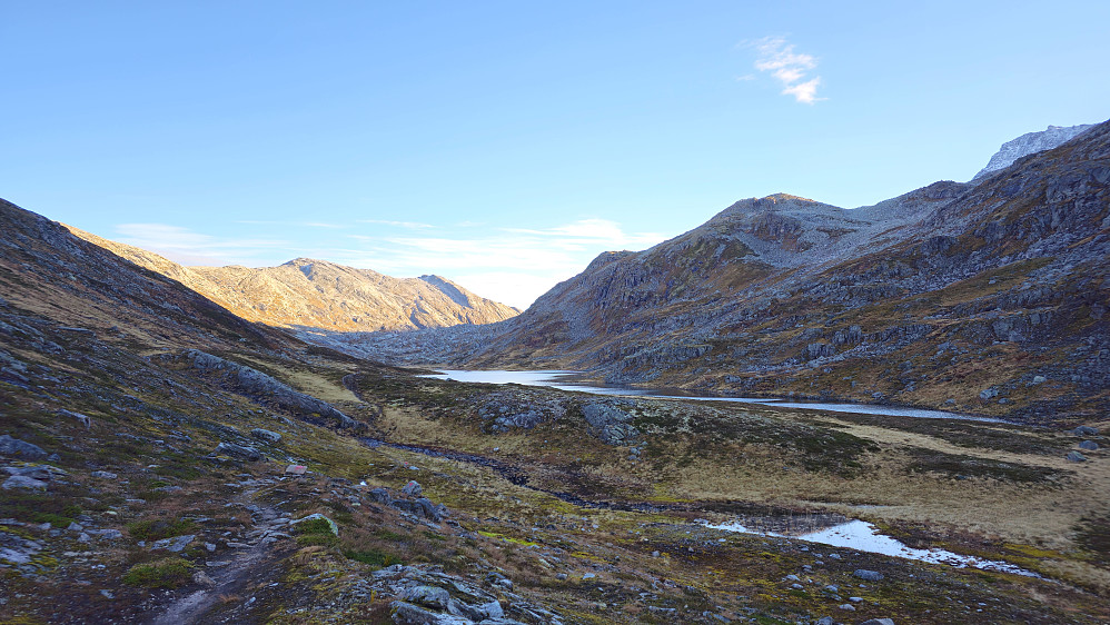 Naustådalsvatnet. Neådalssnota skimtes oppe til høyre.