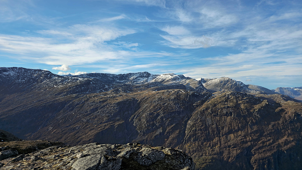 Oppe på Storslåa. Grinaren og Skjerdingfjellet på motsatt side.
