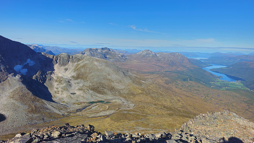Todalsfjorden og grensetopper mot vest.
