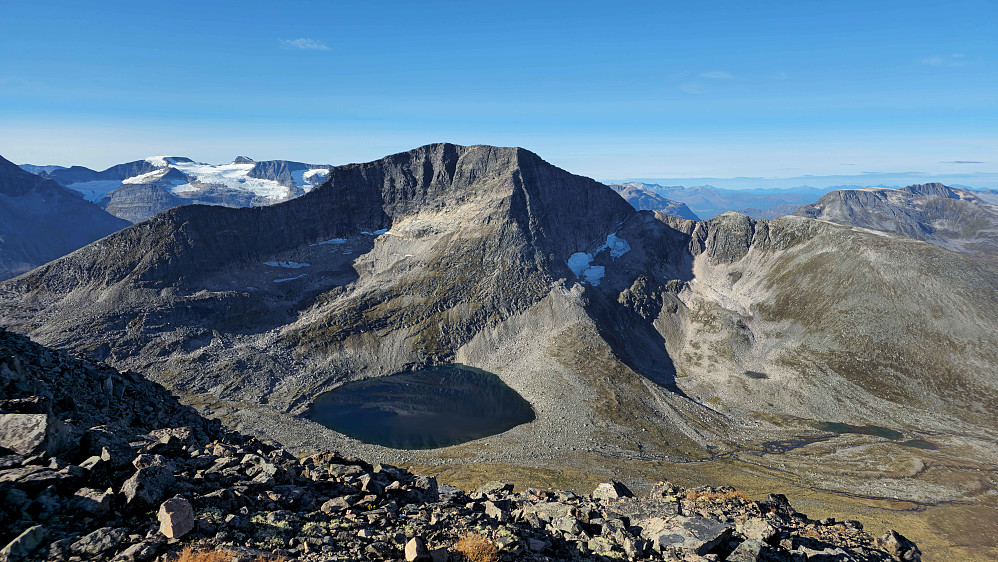 Snøfjellet ruver vest for Bjøråskaret.
