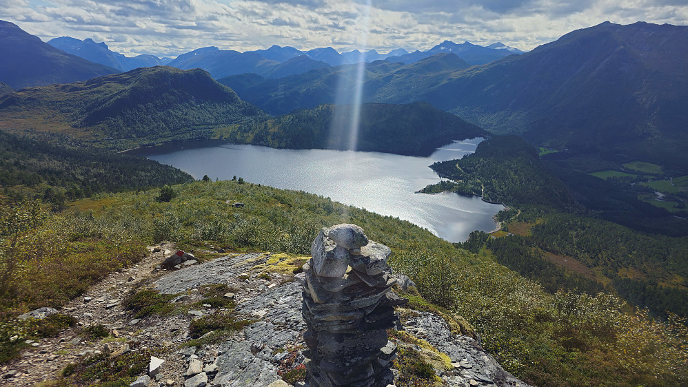 Oppe ved Gråurhaugen. Rennsetvannet nedenfor.
