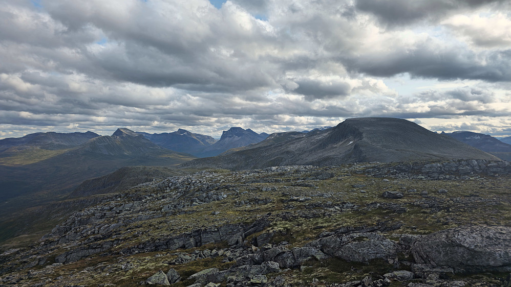 Flott utsikt mot Todals- og Innerdalsfjell. Vassnebba / Grånebba nærmest.