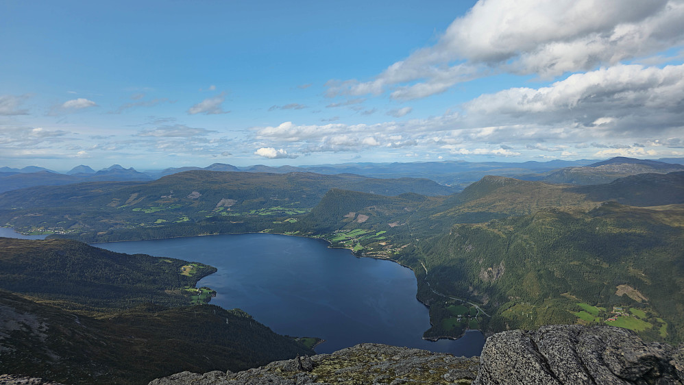 Surnadal på motsatt side av Todalsfjorden sett fra Rambjøra. Svinvika med Svinvik Gard nærmest.