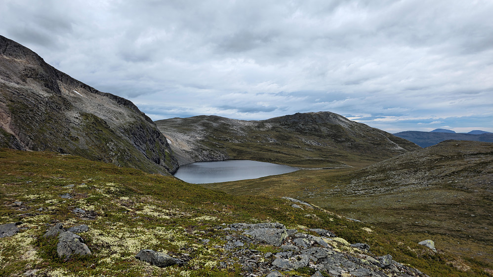 Vassnebbvatnet med Rambjøra bak.
