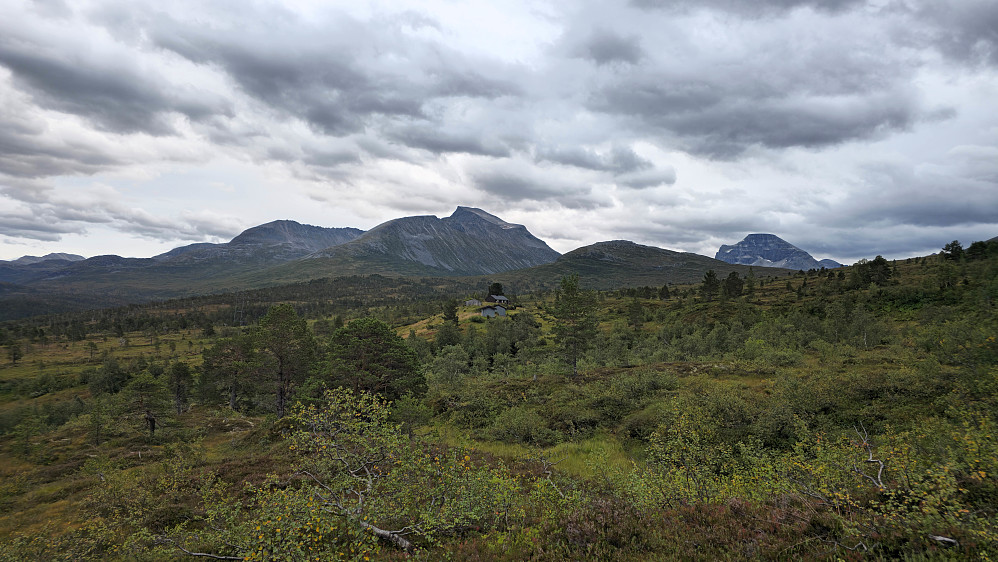 Gikk i myrlendt terreng ned mot Todalen. Traff perfekt på en av traktorveiene som går opp hit. Løping de siste 500 høydemeterne ned langs veien. Ørsalsetra midt i bildet.