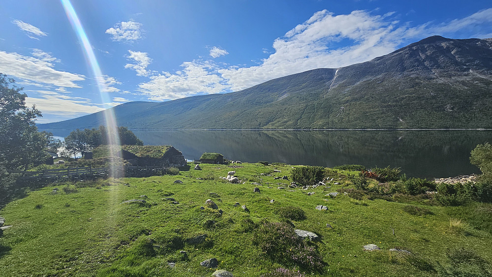 Etter noen kilometer har vi kommet fram til Rensbekksetra. Nydelige omgivelser. Oppdals fineste seter?