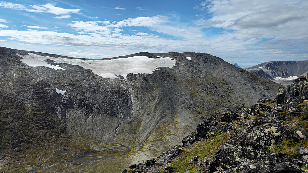 Vi gikk til høyre for breen ned fra Nordre. Litt løs og sleip stein øverst, men veldig greit lenger ned.