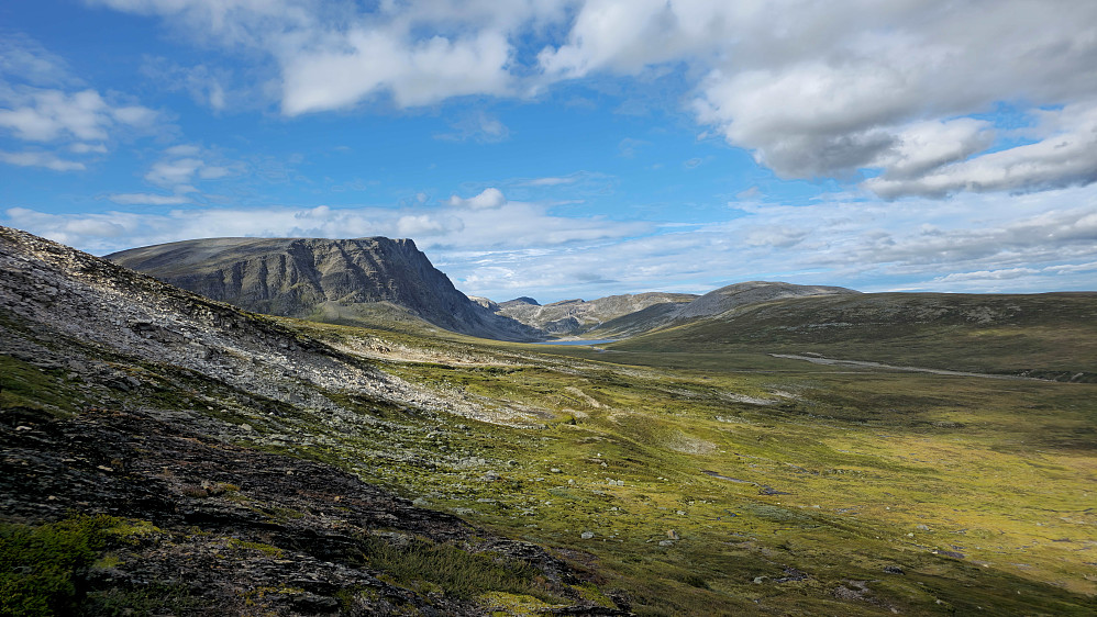 Dagen ble bare finere og finere. Nydelig lys på tur ned fra Hemre. Blåhøa dominerer utsikten fra denne siden.