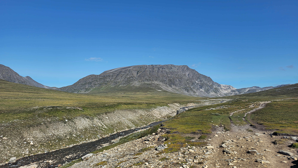 Muligens det motivet i Trollheimen jeg har sett flest ganger. Gått / løpt trekanten tre ganger, og gått inn mot Blåhøa ytterligere tre ganger.