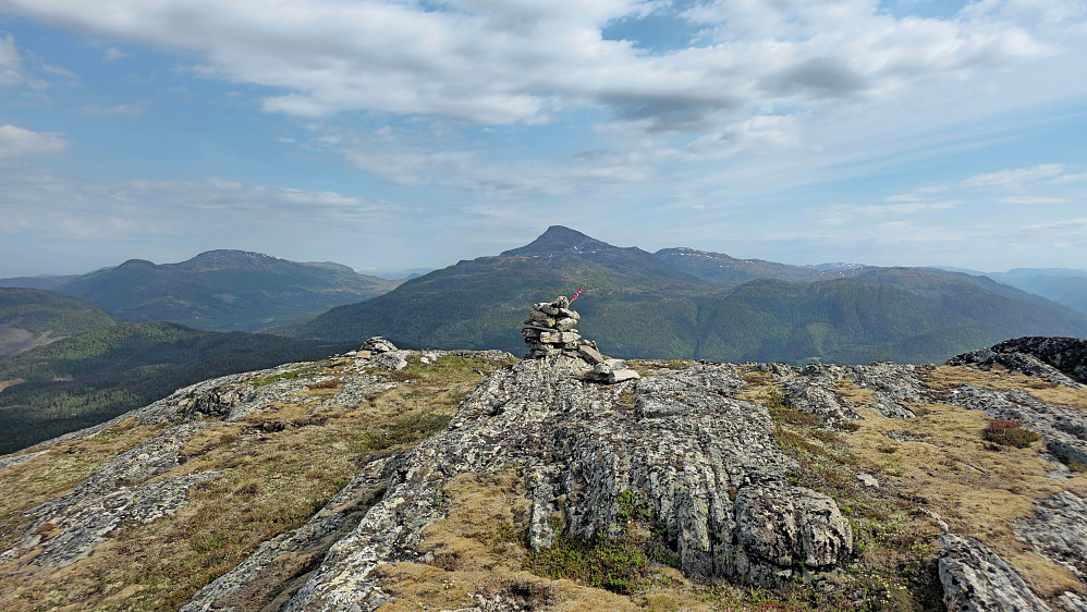 Flagg på Durmålhaugen. Muligens fra dagen før.