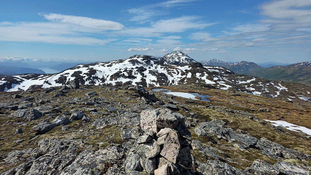 Hjelmen og Hjelmkona nærmest. Sistnevnte ble besøkt på ski i vinterferien.