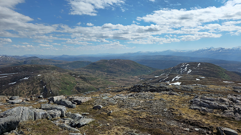 Veien videre mot Middagsfjellet og Skarven. Høystakken til høyre.