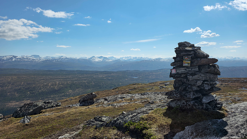 Flott utsikt fra Skarven. Ikke mye dårligere enn fra Hjelmen til tross for 300 høydemeter mindre.