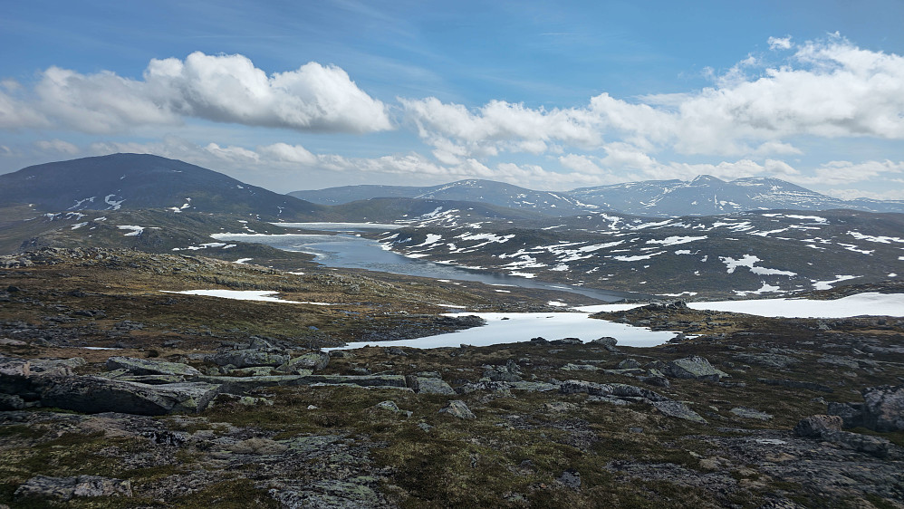 Bøluvatna med Rindalstopper bak.