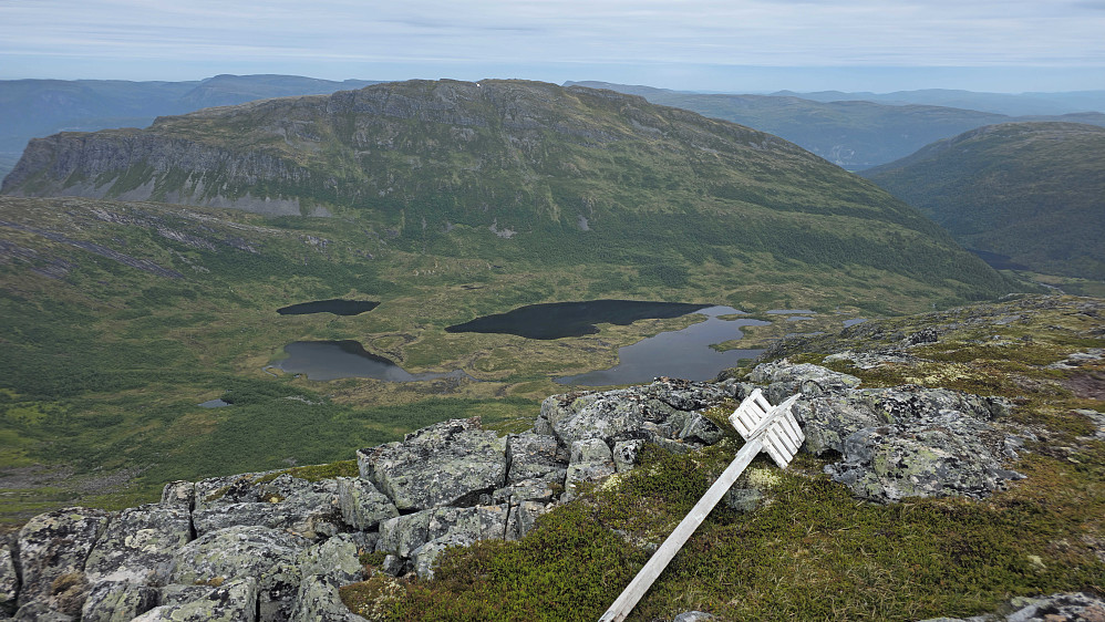 Oppe på Dyrstolan. Hornfjellet på motsatt side.
