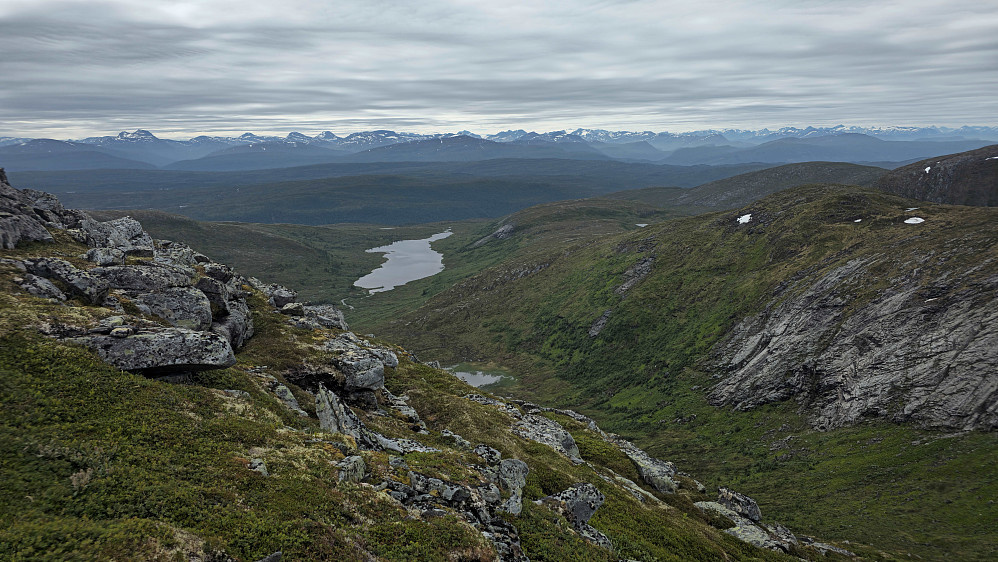 Ser ned på Vassdalsvatnet.