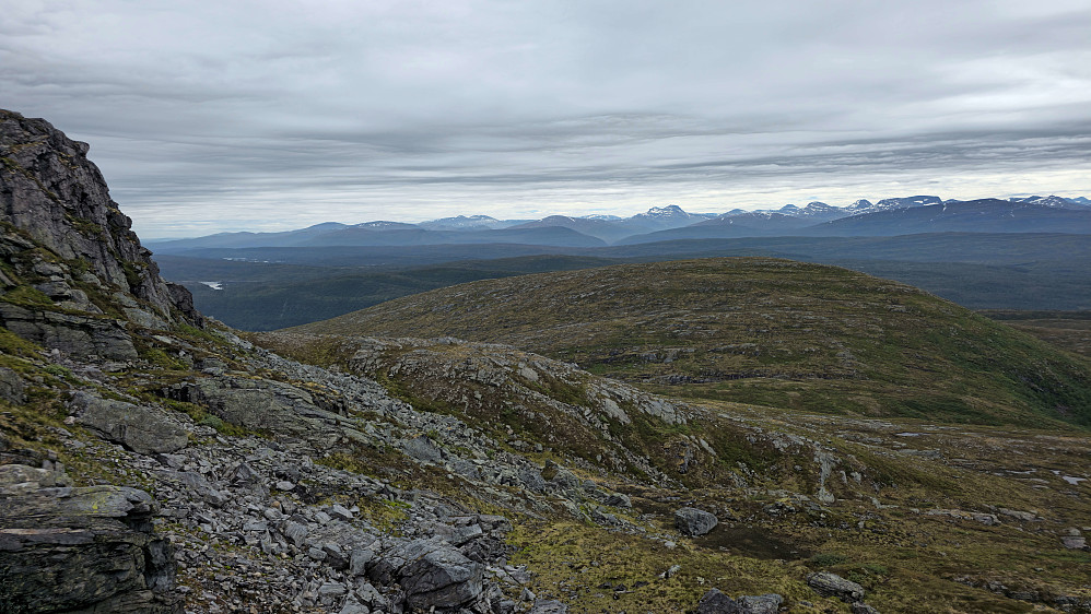 Småbratt ned fra hytta i retning Neverholthøgfjellet.