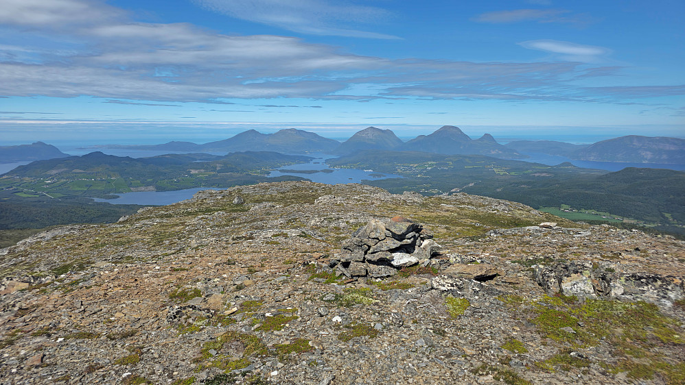Tustnastabbene og havet bak.
