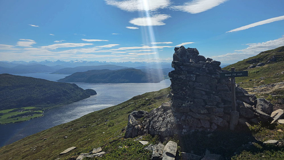 Varden på Skreåfjellet. Dette er et godt stykke unna høyeste punkt, og varden står tilfeldig plassert i en skråning.