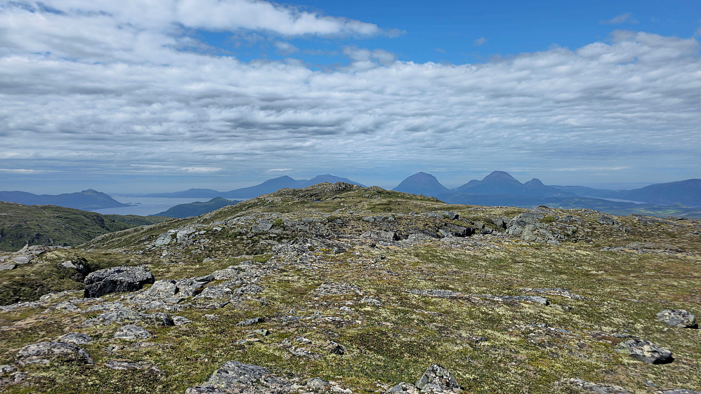 Nordover fra høyeste punkt på Skreåfjellet. Ser ut som at det er høyere lenger bak, men velger å stole på Peakbook.