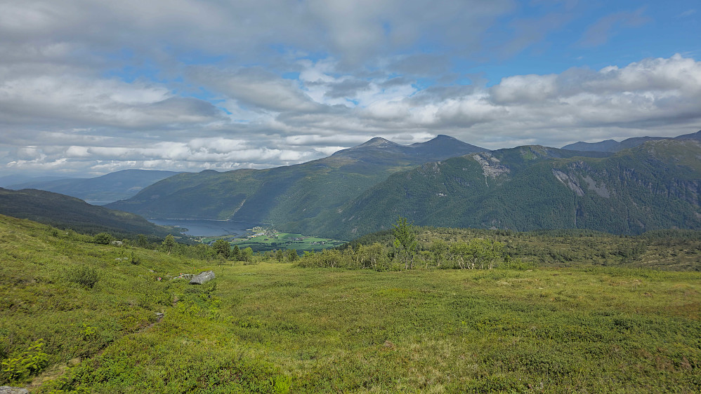 Fint terreng å gå i i retning Snekkerdalen.