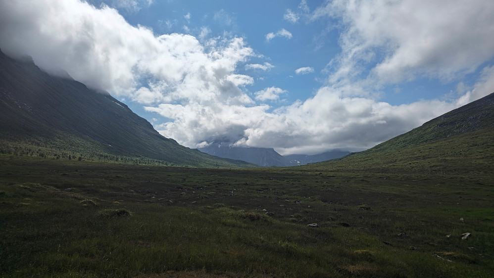 Skarfjell dominerer på den andre siden av Innerdalen.