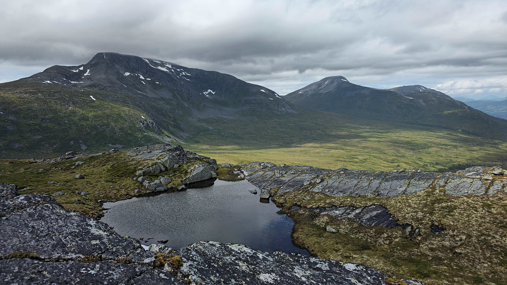 Virumkjerringa og Vassnebba. Kan skimte skihytta til Todalingene.
