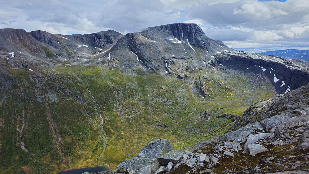 Snota. Det er mulig å følge ryggen fra Vassdalsfjellet og ta seg opp på Snota via en renne.