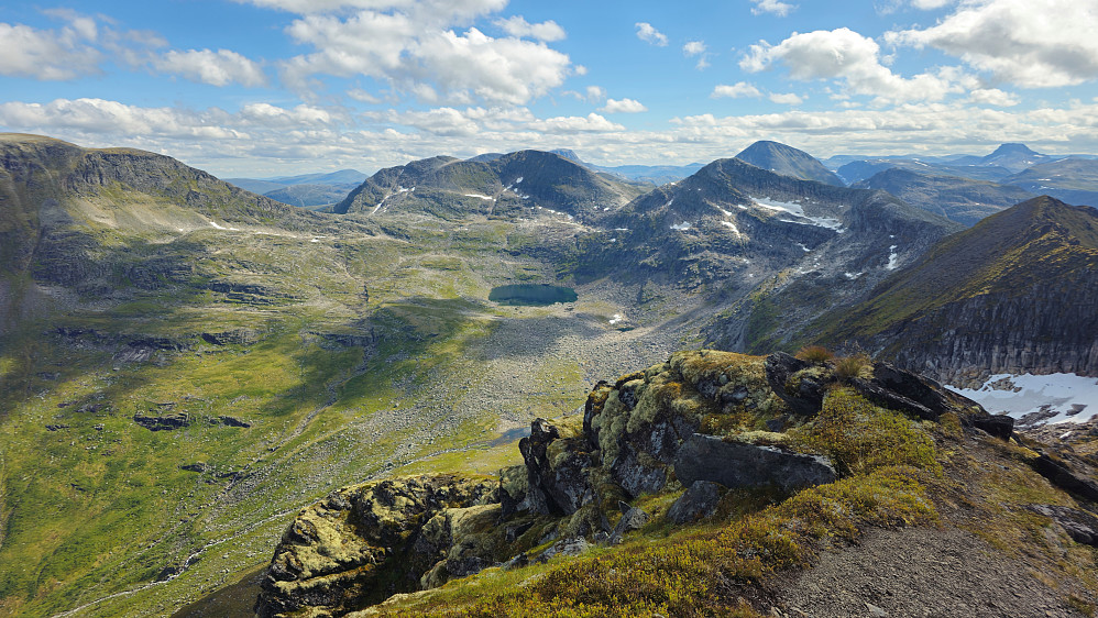 Pekhøtta med Botnvatnet. Det er mange som velger å ta seg ned i dalen derfra, men vi har planer om å ta med både Pekhøtta og Blånebba på turen.