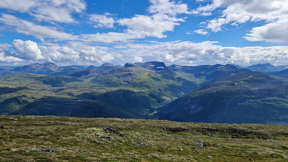 Søyådalen. Mange kjente Trollheimsfjell vises her.
