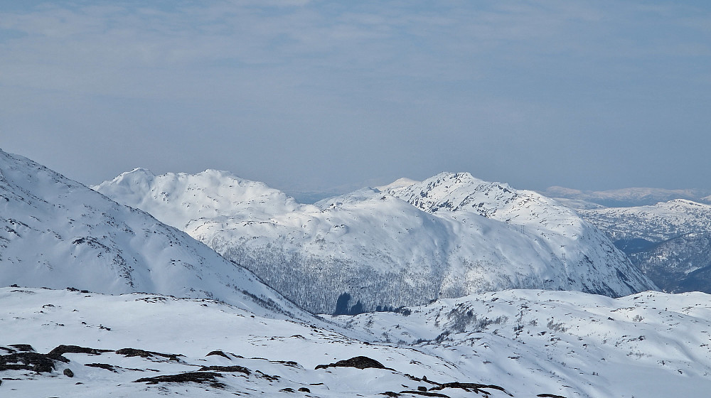 Kvenndalsfjell på motsatt side av Søyådalen. Skarfjell til høyre.