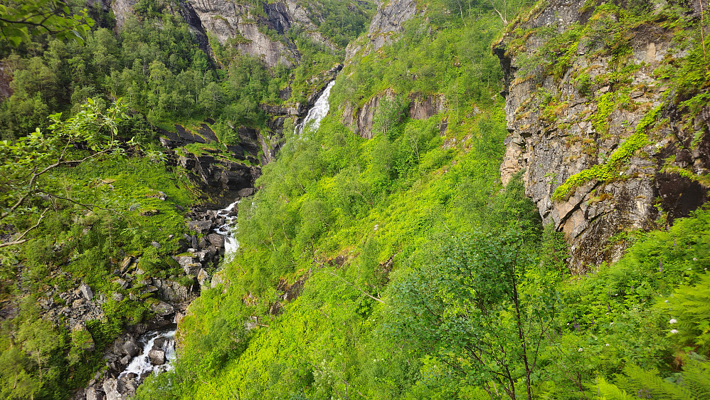 Neåa bruser der nede.