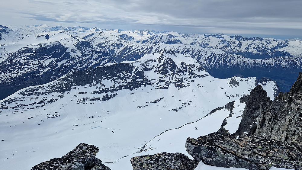 Hovsnebba på andre siden av Tjuvdalen.