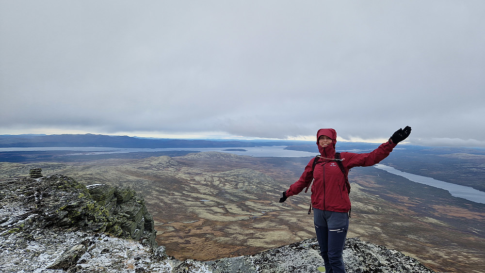 På toppen med Femunden bak. Is og snø de øverste høydemeterne.