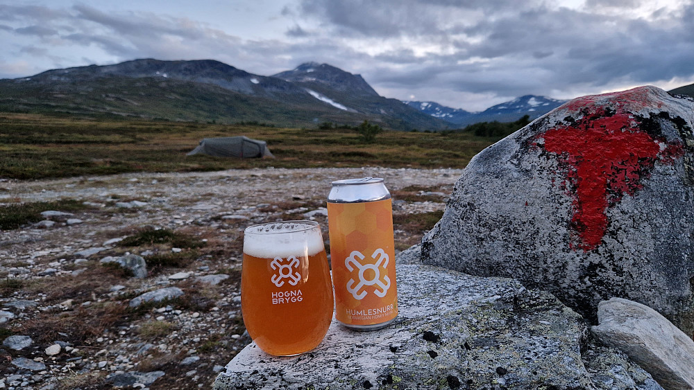 Teltet er slått opp og litt kveldskos står på agendaen.