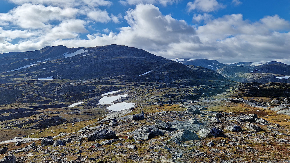 Veien sørover fra Geithøtta. Den ene av de små Svarthammartoppene synlig mot høyre.
