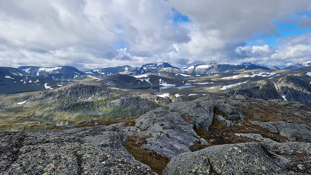 Mellomfjelltjønnin på motsatt side av Slettådalen.