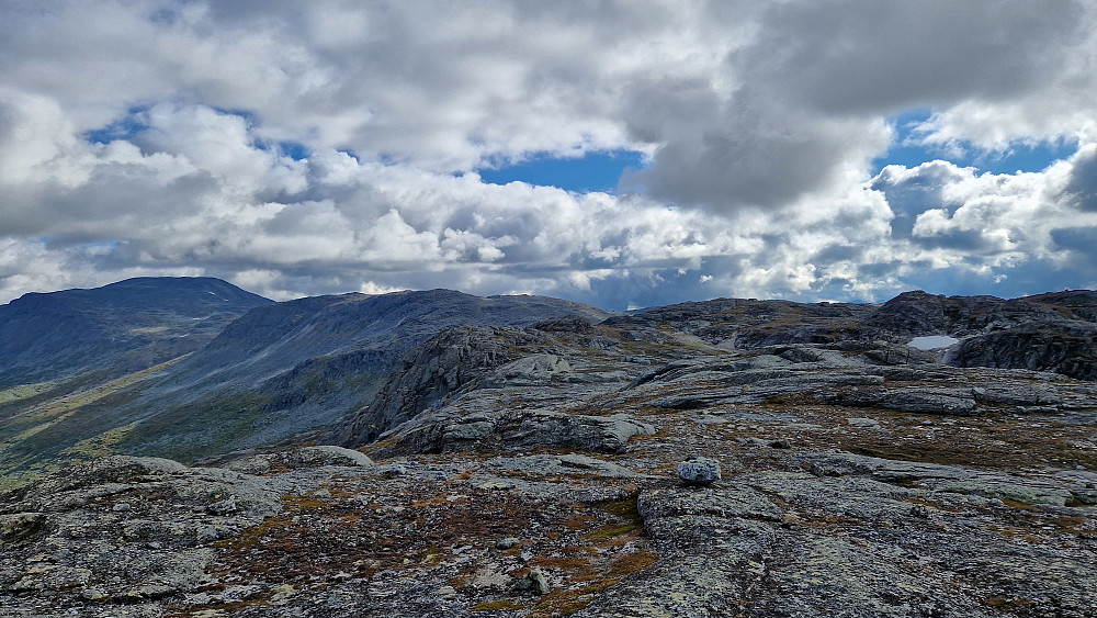 Veien videre mot Svarthøtta. Det er fortsatt et stykke igjen.