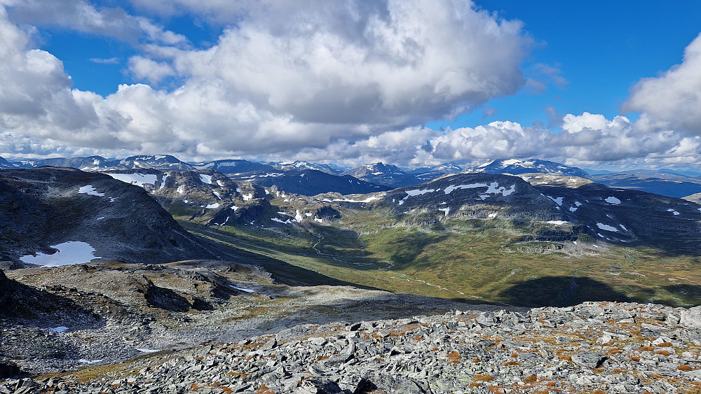 Innerst i Litlsvartådalen. Svarthamran ses godt herfra. Geithøtta til høyre.