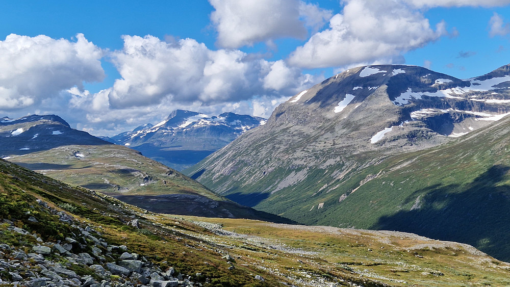 Stien opp mot Geithøtta kan ses herfra. Snota har endelig kommet ut av skyene.