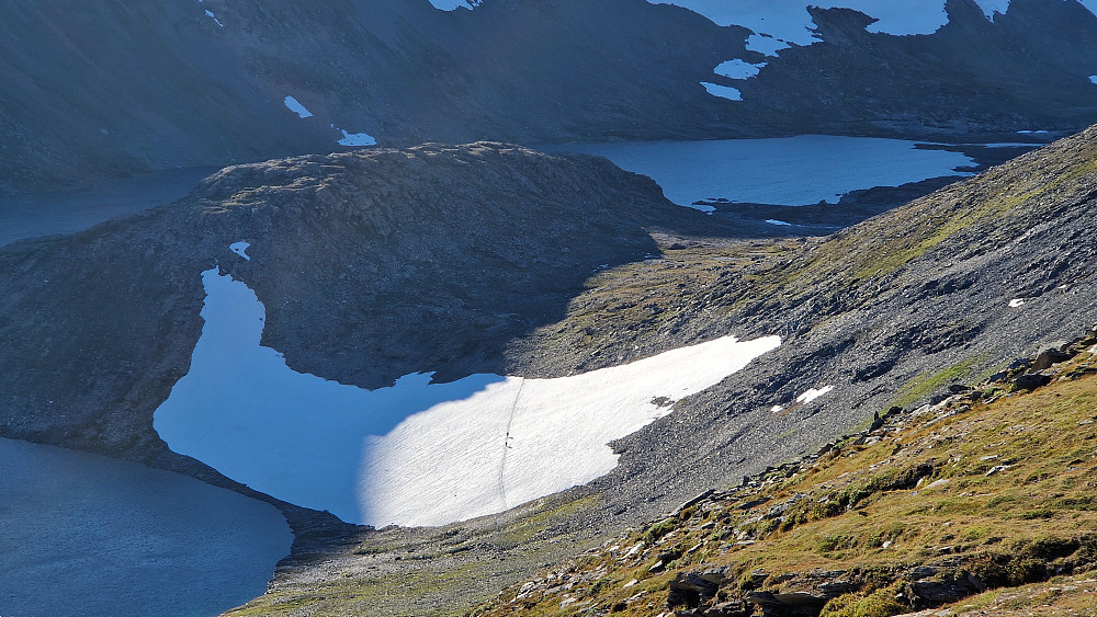 To vandrere på tur fra Trollheimshytta mot Jøldalshytta.