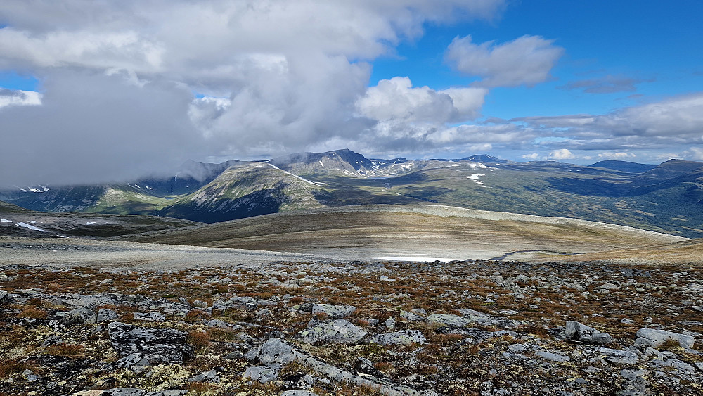 Blåhøa og Gjevilvasskamban på motsatt side.