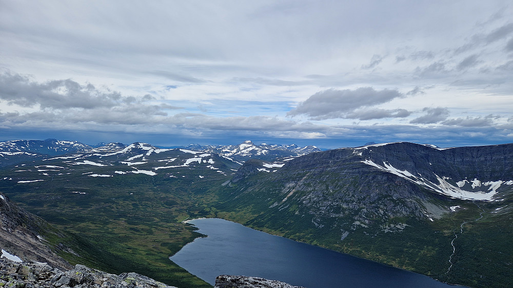Vassenden og kjente Trollheimsfjell sett fra Snydda.
