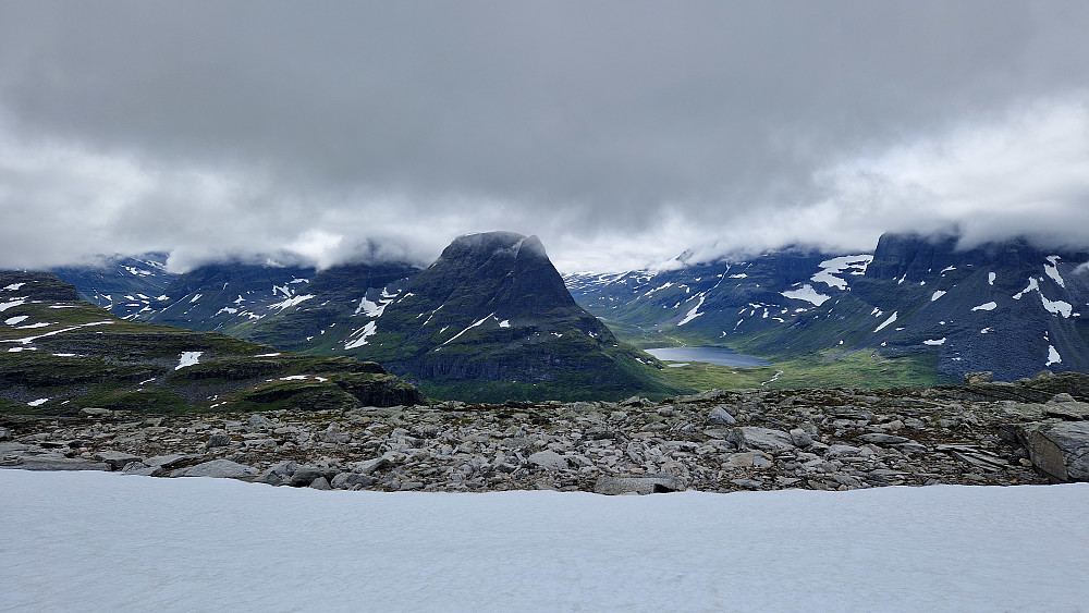 Innerdalsfjellene tar seg enda bedre ut herfra enn fra dalbunnen.