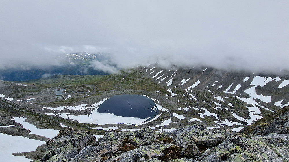 Bjøråskaret med Skjerdingfjellet på motsatt side.