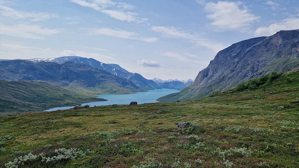 Veslfjellet til høyre. Snart nede.